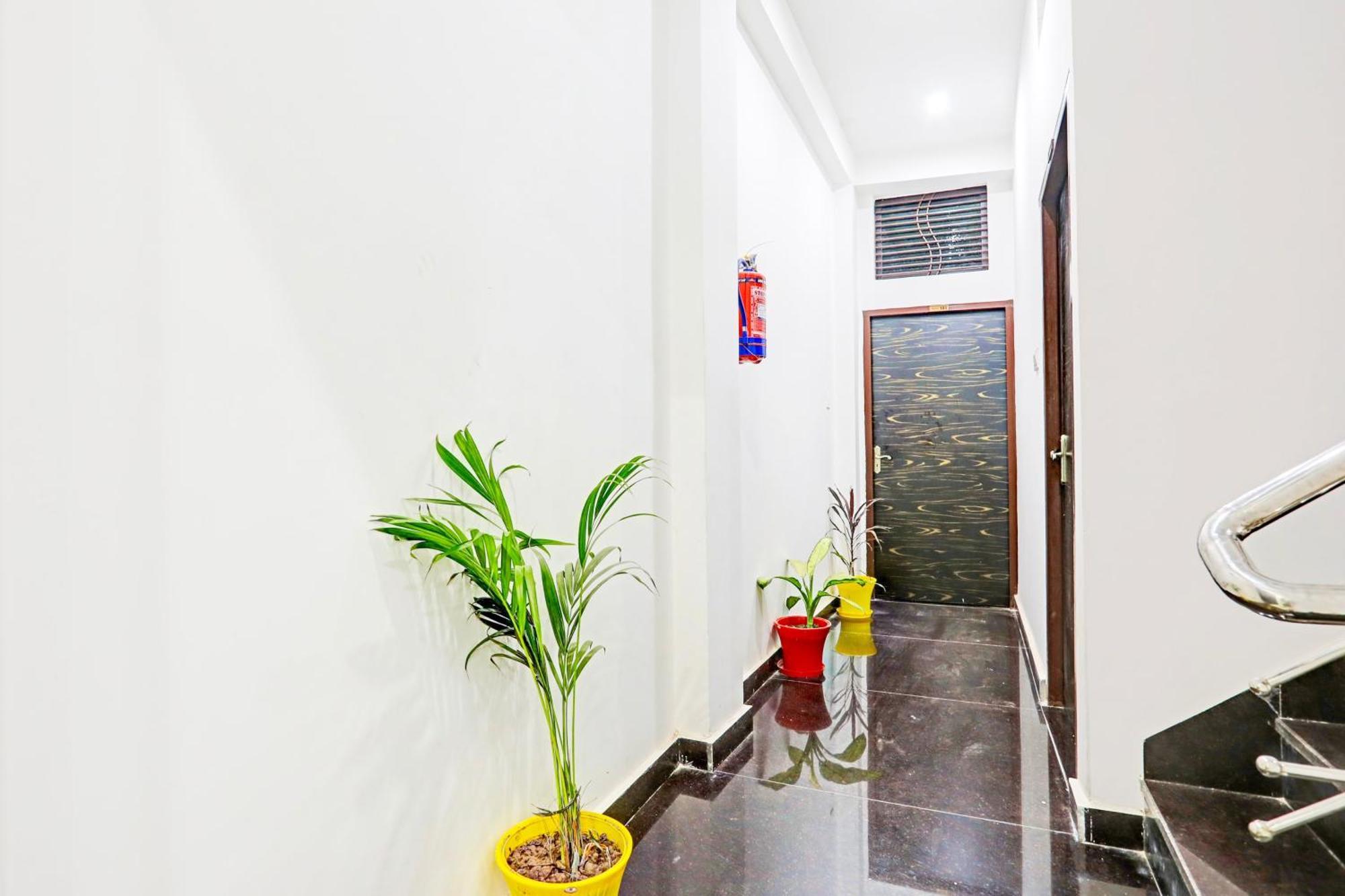 Hotel O The Maruti Paying Guest House Varanasi Bagian luar foto