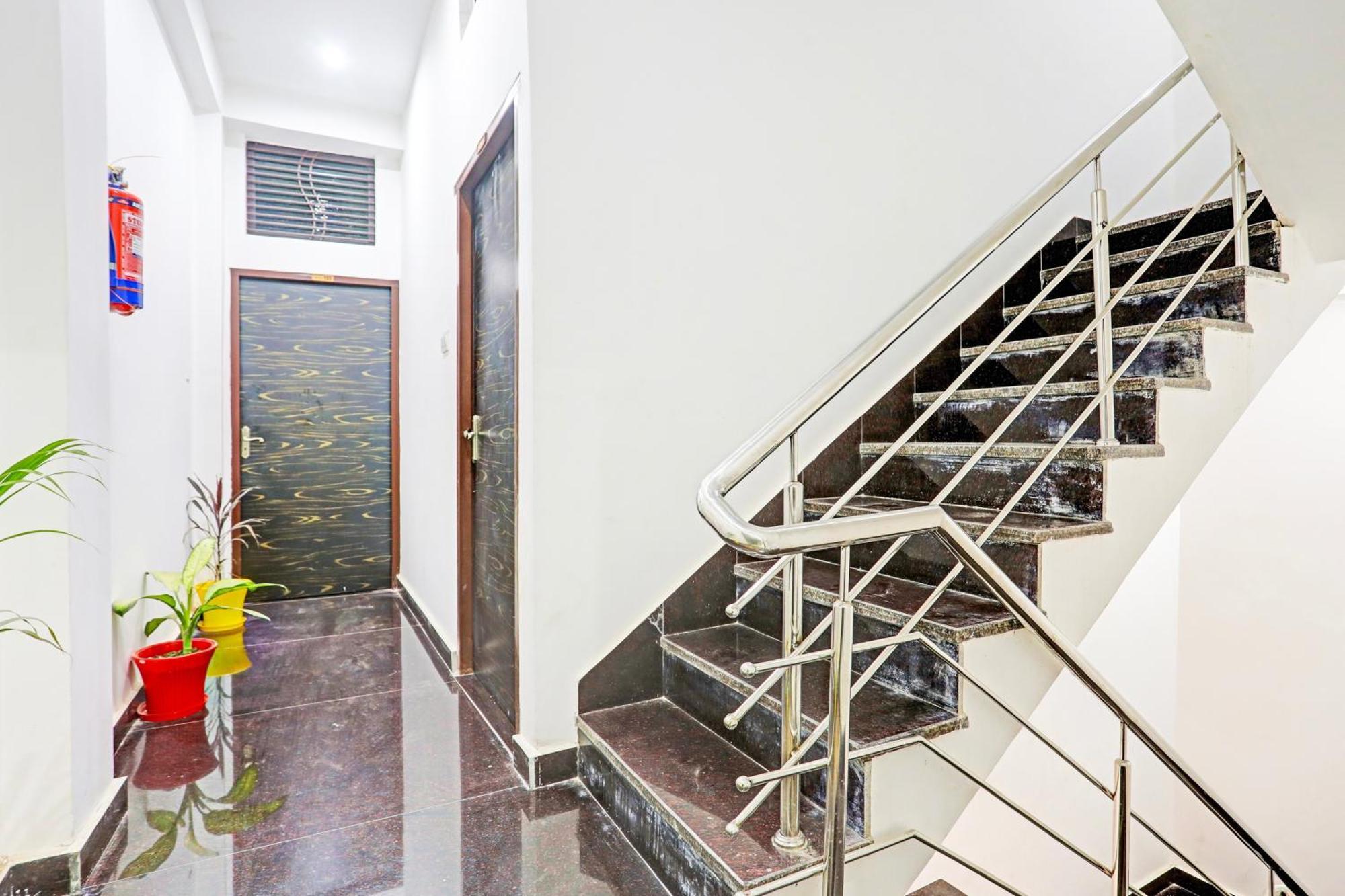 Hotel O The Maruti Paying Guest House Varanasi Bagian luar foto
