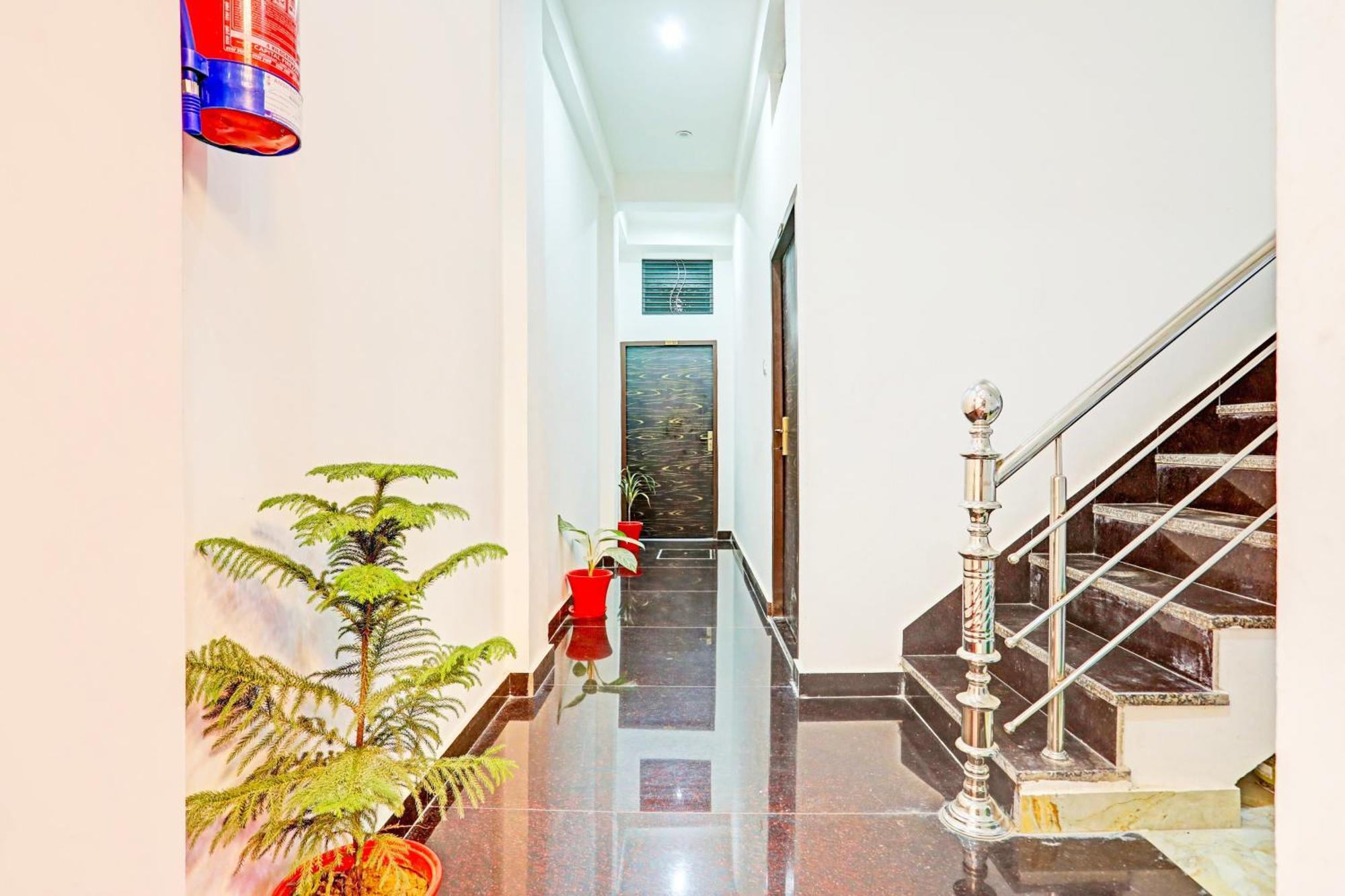 Hotel O The Maruti Paying Guest House Varanasi Bagian luar foto